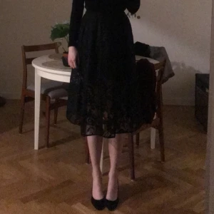 Kjol med spets - 🥀Första bilden är tyvärr gammal och dålig, men får inte på mig kjolen längre 🥲 man ser i alla fall passformen!  🥀Lite familjen Addams-vibe, älskar den 🥀hyskan (bild 3) har lossnat lite. I övrigt är kjolen i bra skick men behöver strykas.