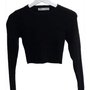 Jättefin tight croppad svart långärmad tröja från Zara. Tröjan har ett litet hål i ena armhålan som jag försökt laga, skriv privat för bild. Storlek S men skulle mer säga att den passar som en XS.