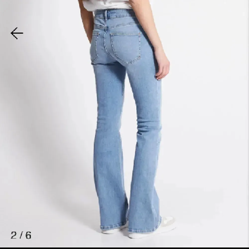 säljer mina ljusblåa lågmidjade jeans från lager 157 då de ej kommer till användning.💞 Sparsamt använda hör av er för egna bilder eller andra frågor🩷. Jeans & Byxor.