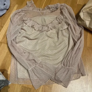 Blus  - Jätte fin blus !! Säljer då den aldrig kommer t användning den är använd en gång 