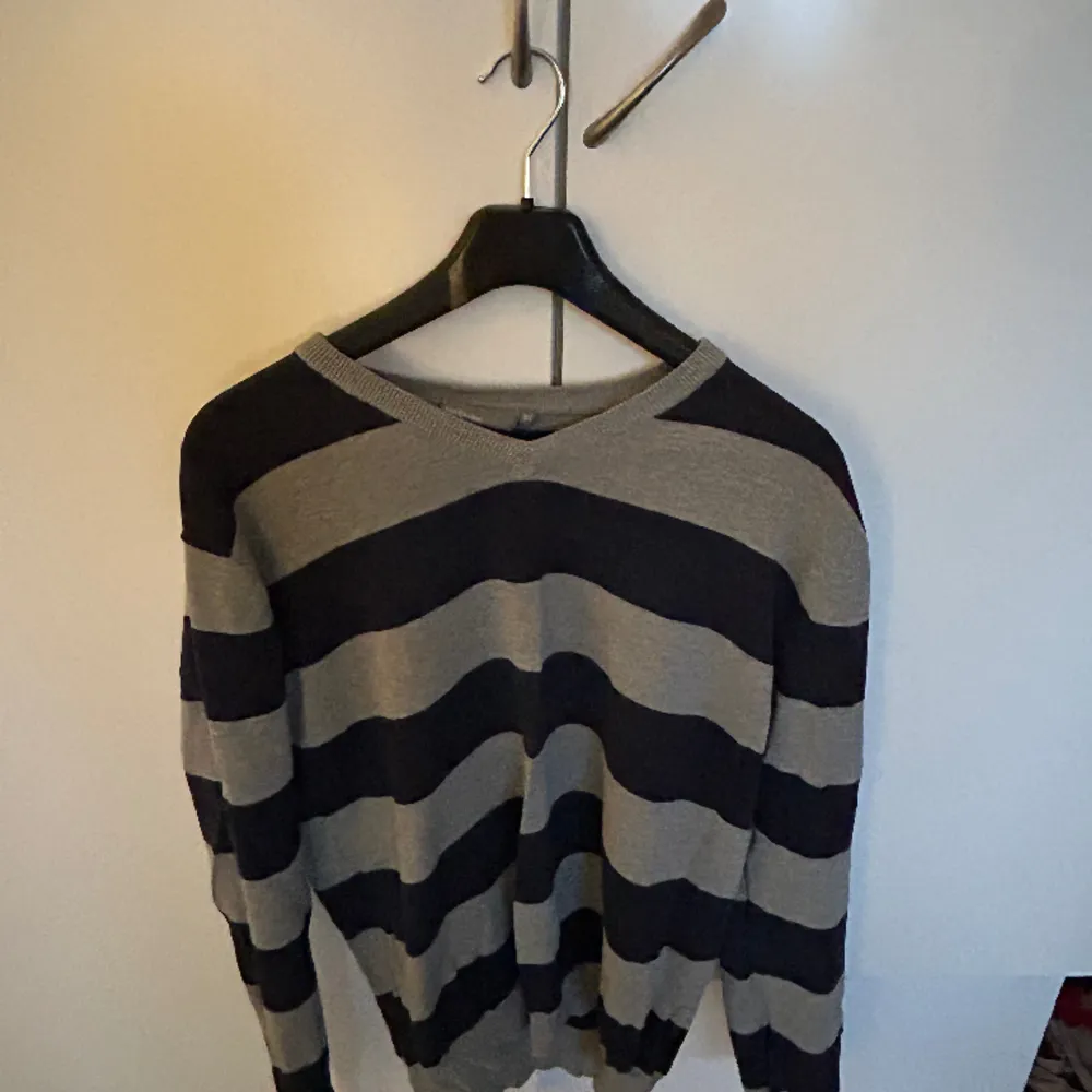 Säljer denna grå & blå randiga tröja i storlek M. Köpt second hand. Bra skick. . Tröjor & Koftor.