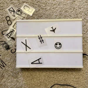 Dekoration  - En lysbox med tillhörande bokstäver och tecken. 