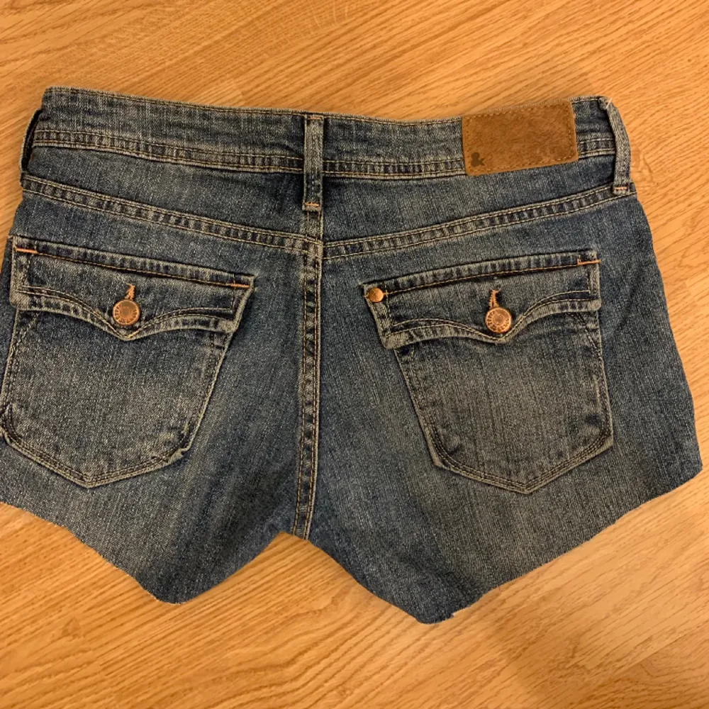 Köpte second hand förra sommaren. Försökt klippa av dom men tyckte inte dom passade mig då. Kan va lite ojämt klippta❤️. Shorts.