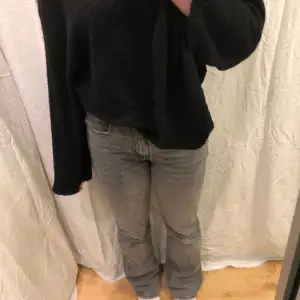 Riktigt snygga gråa jeans som tyvärr är lite stora för mig. Storleken är 36 och skicket är mycket bra💕