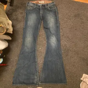 Lågmidjade mörkblåa boocut jeans. Säljer då jag köpte de second hand och de var för små.  Ben: 85 cm  Midja: 38 cm  Hela längden: 108 cm
