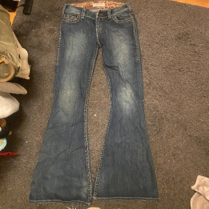 Lågmidjade bootcut jeans - Lågmidjade mörkblåa boocut jeans. Säljer då jag köpte de second hand och de var för små.  Ben: 85 cm  Midja: 38 cm  Hela längden: 108 cm
