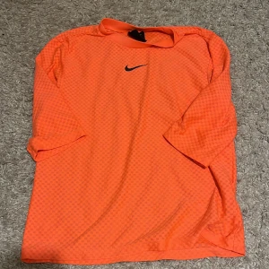 Vintage Nike t-shirt - Super cool Nike vintage T-shirt. Aldrig andvänd. Kan andvändas både som vanlig och tränings topp. Hör gärna av er