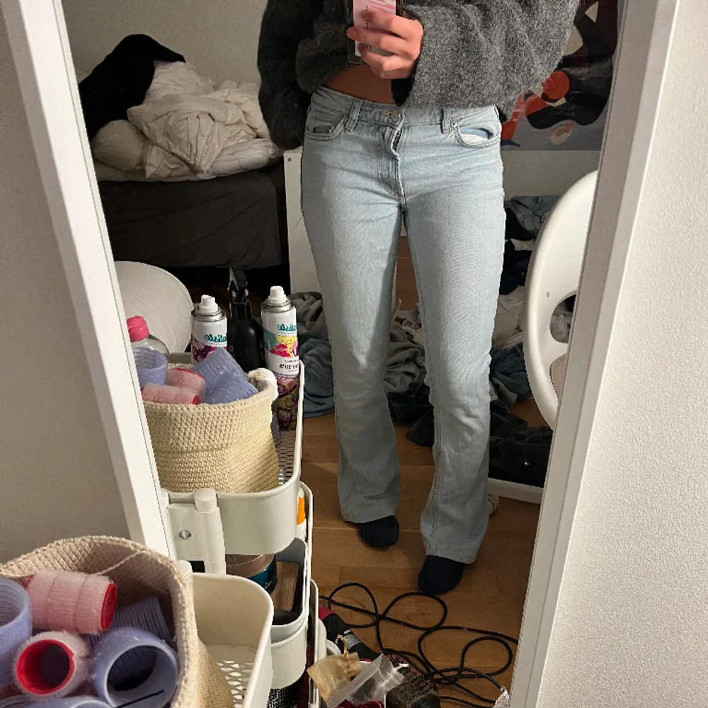 Snyggaste jeansen från zara i ljusblå! Passar till allt! Jag har sytt upp dem ungefär 1 cm så dem är perfekta till mig som är 166 💕❤️. Jeans & Byxor.
