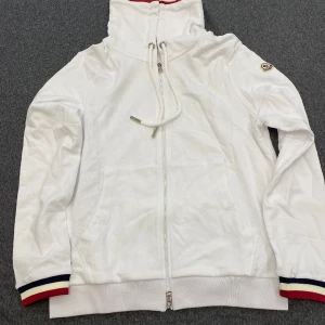 Moncler kofta - Moncler cardigan✅ Size: L  Quality: 10/10 brand new Skriv i dm för mer info.