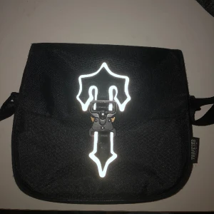 Trapstar väska - Säljer en trapstar väska i bra skick. Säljer den för 150 pris kan diskuteras och hör av er vid frågor.