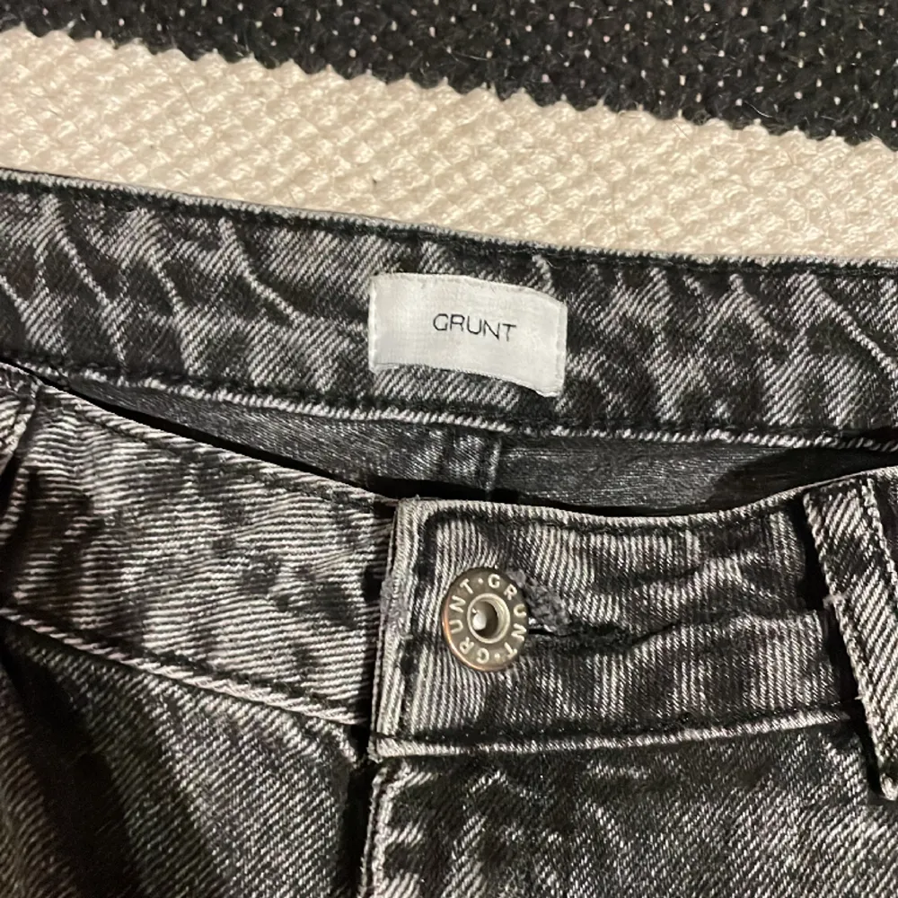 Säljer Grunt byxor som är köpta på kidzbranstore för 600 kr nypris, Skick 9/10 knappt använda! . Jeans & Byxor.