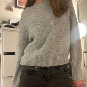 Stickad Tröja DesignBySi - En helt ny grå stickad tröja från Design by Si. Endast testad och prislappen kvar. Nypris 423kr, säljer för 300kr! Tryck gärna på Köp Nu