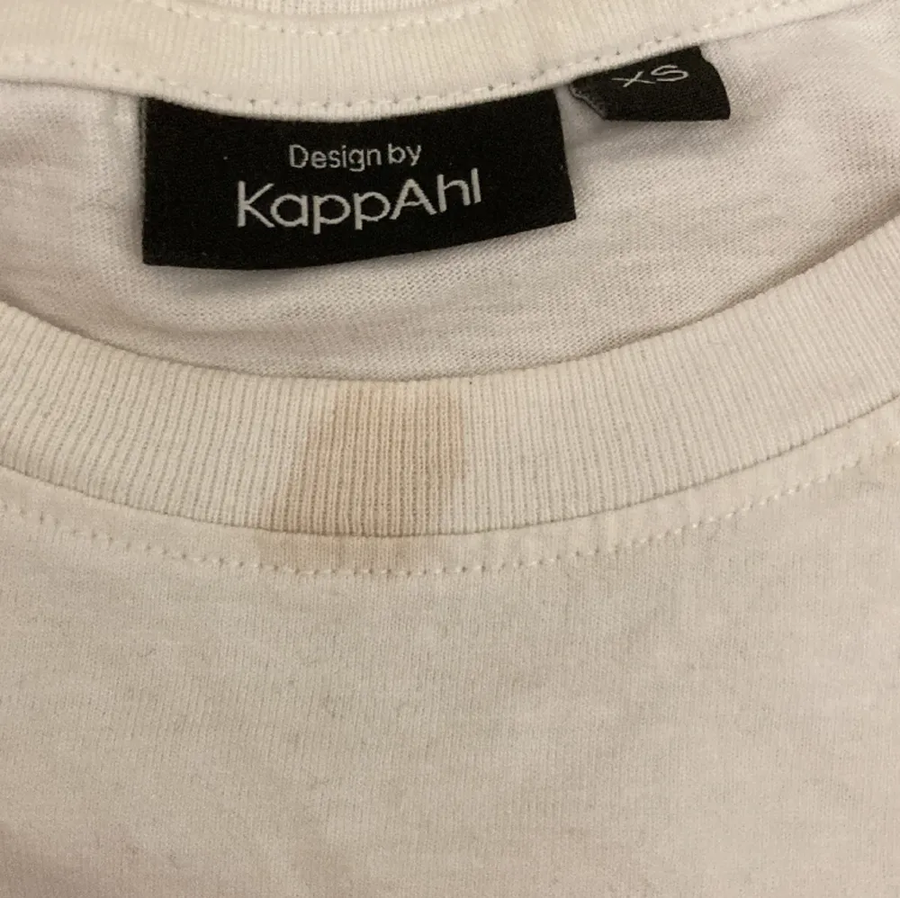 En tröja från Kappahl med två små fläckar. T-shirts.