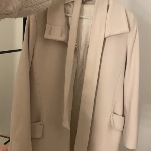 Kappa - Fin beige kappa från  tiger of sweden , köpt för 4000