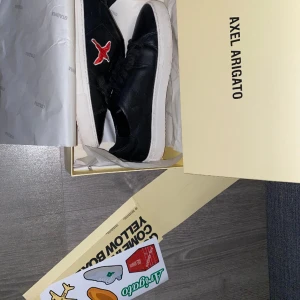 Axel Arigato Clean 90 Bee Bird Black - Axel Arigato skor  Storlek:42 Använda med tagit hand om dom väl.  Säljs inte på deras hemsida längre därmed priset. Frågor om något skicka privat. Du får med Box och även något slags kort. Pris ej hugget i sten!!!