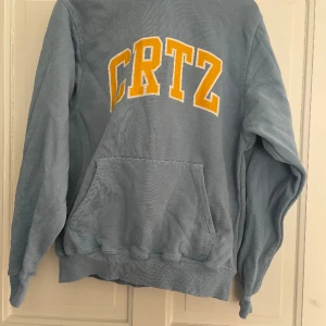 Crtz Hoodie - Corteiz Dropout Hoodie Baby Blue storlek S men sitter som M, En del sprickor i trycket, Kvitto finns, Ny pris 2000kr 