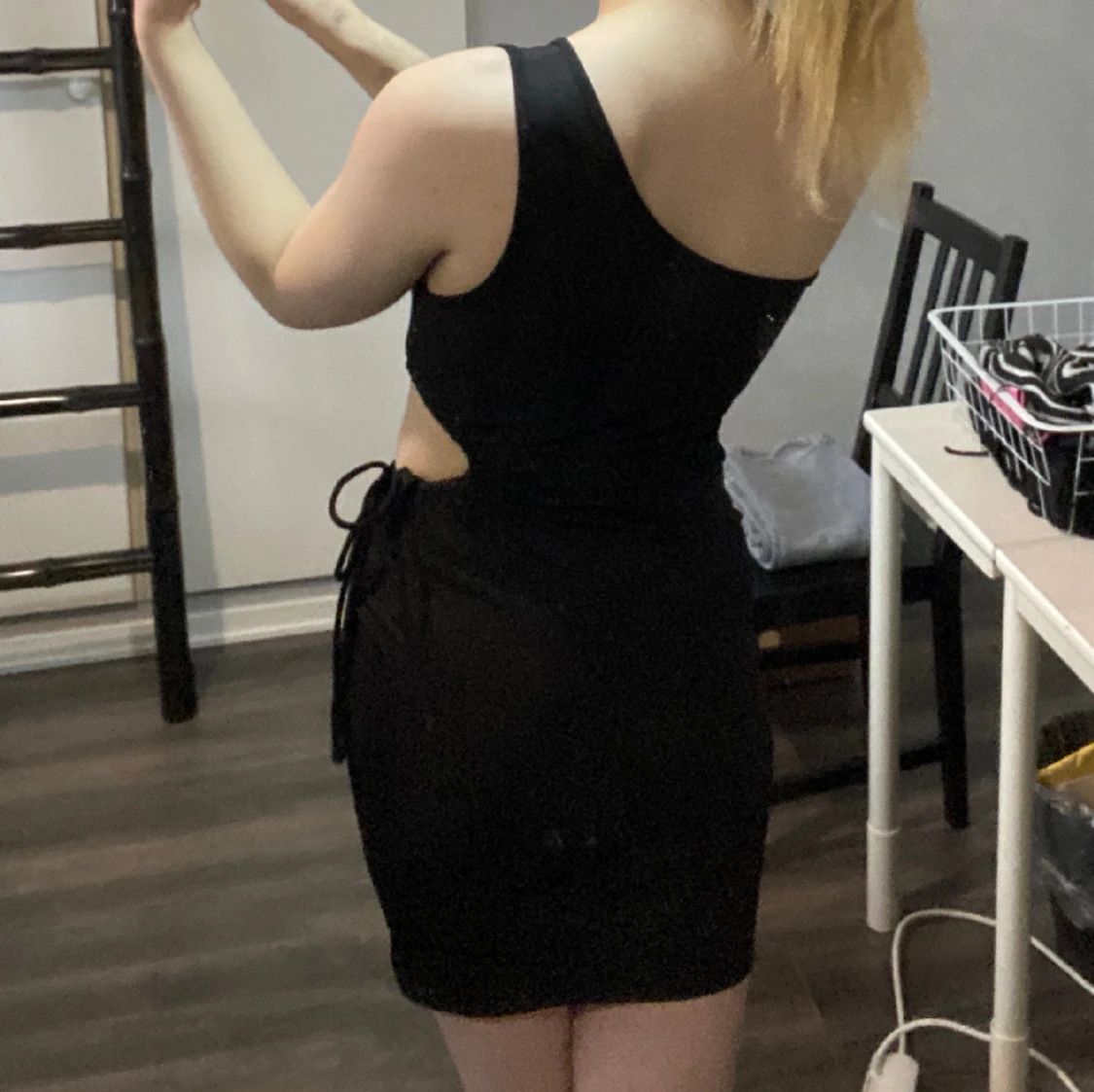 Svart klänning som är lite ” extra” - 91