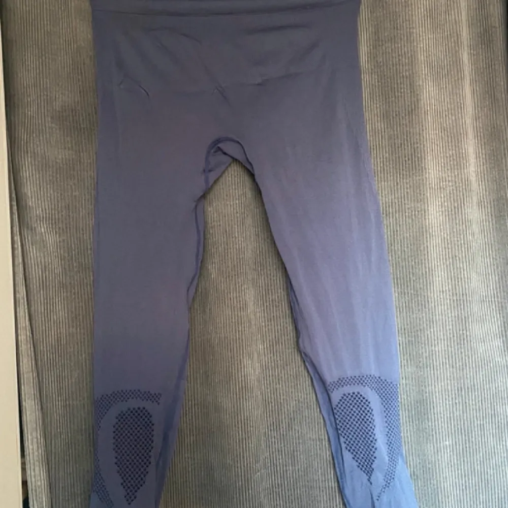 Blå/grå/lila träningstights från okänt märke i storleken L/XL. Inga hål eller skavanker men använda  . Jeans & Byxor.