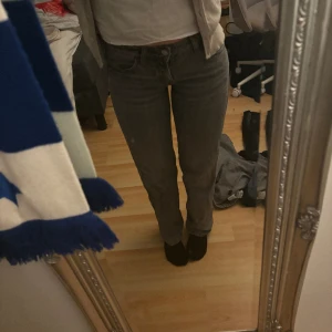 Arrow low straight jeans Weekday  - Jeansen är i Storleken 25/30 vilket motsvarar 64,5 cm i midjan och 76 i längden på innersömmen.