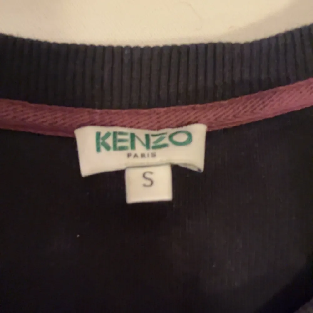 Äkta Svart långärmad Kenzo i storlek Small. Skicket är väldigt bra samt har inga defekter. Har du fler funderingar så säg bara till! Denna är äkta och köptes för längesedan för cirka 1500kr!. Tröjor & Koftor.