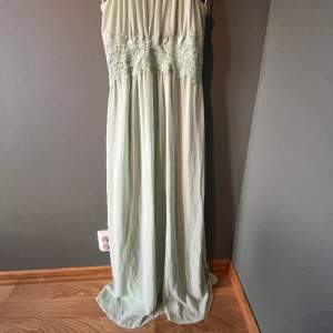 En maxi klänning som är cirka 175 cm lång Har aldrig använt klänningen 