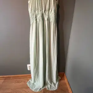 En maxi klänning som är cirka 175 cm lång Har aldrig använt klänningen 