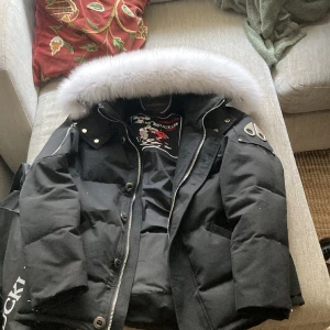 Moose knuckles jacka  - Hej säljer min moose knuckles jacka, bra skick köpte den runt nyår men inte använt den så mycket därför säljs den, 1;1 hör av er för mer info eller bilder😊