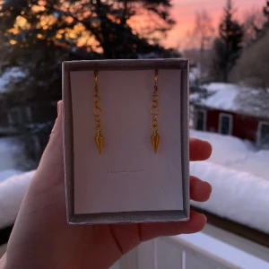 Super spike guld  - 29kr per par, nickelfria, finns flera i lager 😊 kolla gärna in min instragram ”ebnorth” där jag främst sköter försäljningen💗