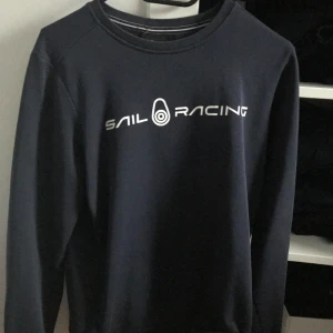 Sail Racing Tröja - Mörkblå sail racing tröja. Bra skick! OBS: Pris kan diskuteras vid snabb affär Tveka inte att skriva;)