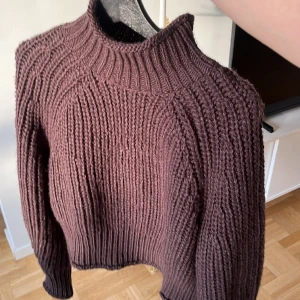 Brun stickad tröja - Sååå fin och mysig brun stickad tröja! Aldrig använd så i superfint skick💕💕 Använd gärna köp nu 🥰