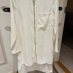 Skjortklänning / skjorta / kofta  - En ny och fin lång skjorta med guldig blixtlås från Noisy May i storlek M 