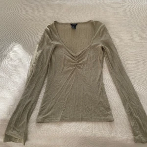 ljusgrön topp - jättefin ljusgrön tröja med utsvängda armar och scrunch framtill💕💕