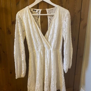 Studentklänning - Vitklänning från Dennis Maglic, Storlek S, perfekt till studenten!