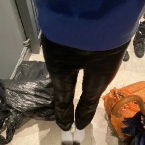 INTE SÅLDA  - Skinnbyxor från zara i storleken s aldrig använda köptes på Plick då ja säljer vindare så dom inte passa som ja ville pris kan diskuteras 