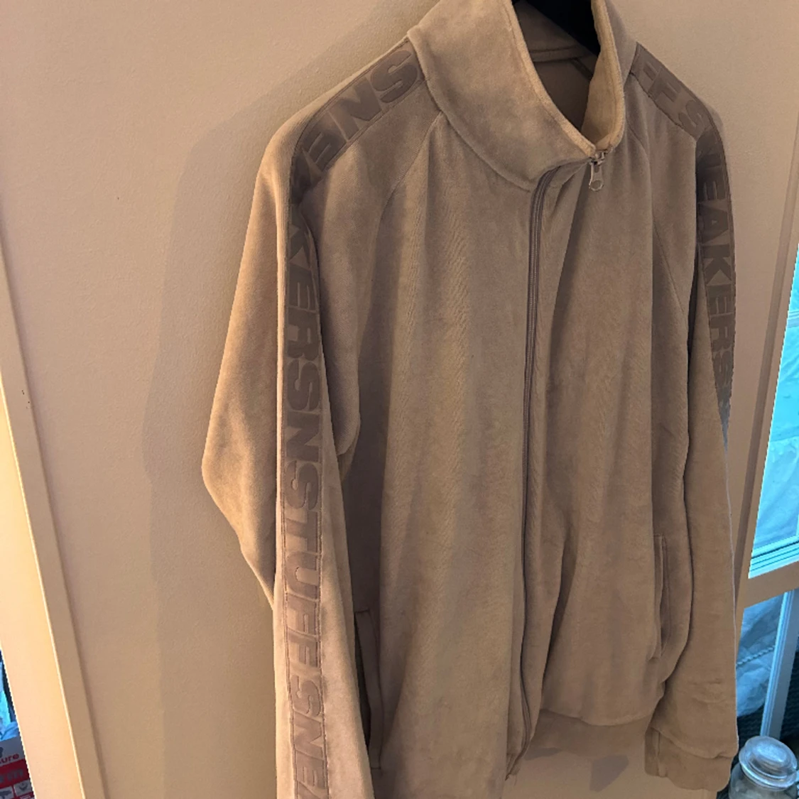 Ziptröja i velour SNS