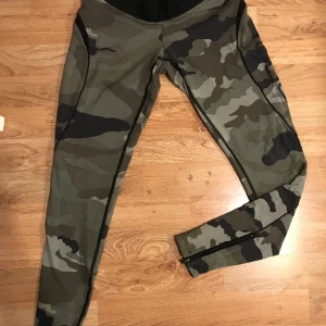 Träningsbyxor  - Sköna träningsbyxor från better boddes storlek S. Rena och hela och obetydligt använda. Kamouflage färgade. Dragkedja nertill i benen. 