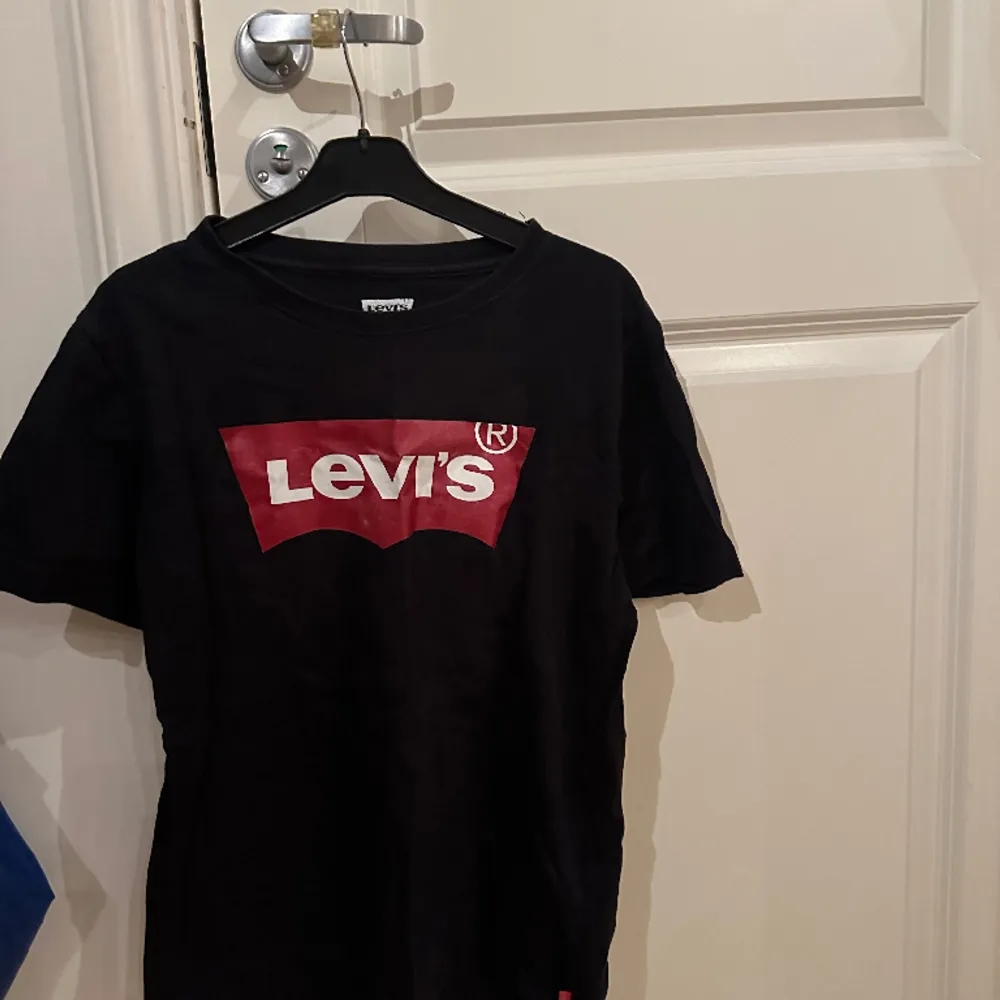 Svart Levis tshirt i stl 152 och inte använd.. T-shirts.