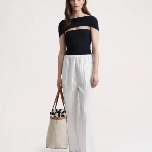 Toteme jaquard stripe pants - Toteme jaquard stripe pants. Tyvärr för stora för mig. Materialet är linne och silke. Nypris är runt 3000kr. Knappt använda, mycket fint skick. 