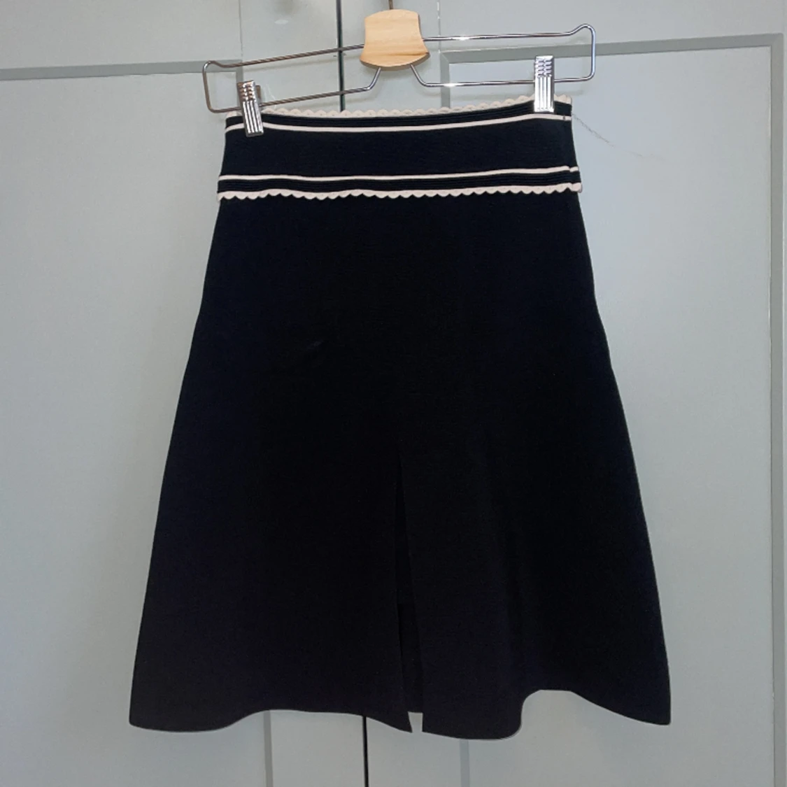 Svart sandro kjol med slits