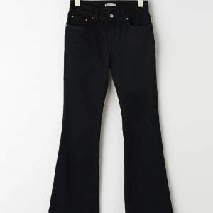 Säljer mina svarta lågmidjade bootcut jeans från Gina Tricot i storlek 38. Säljer då dom är för stora. Dom är väl använda men i gott skick. Säljer för 350kr+frakt men pris kan diskuteras vid snabb affär💘