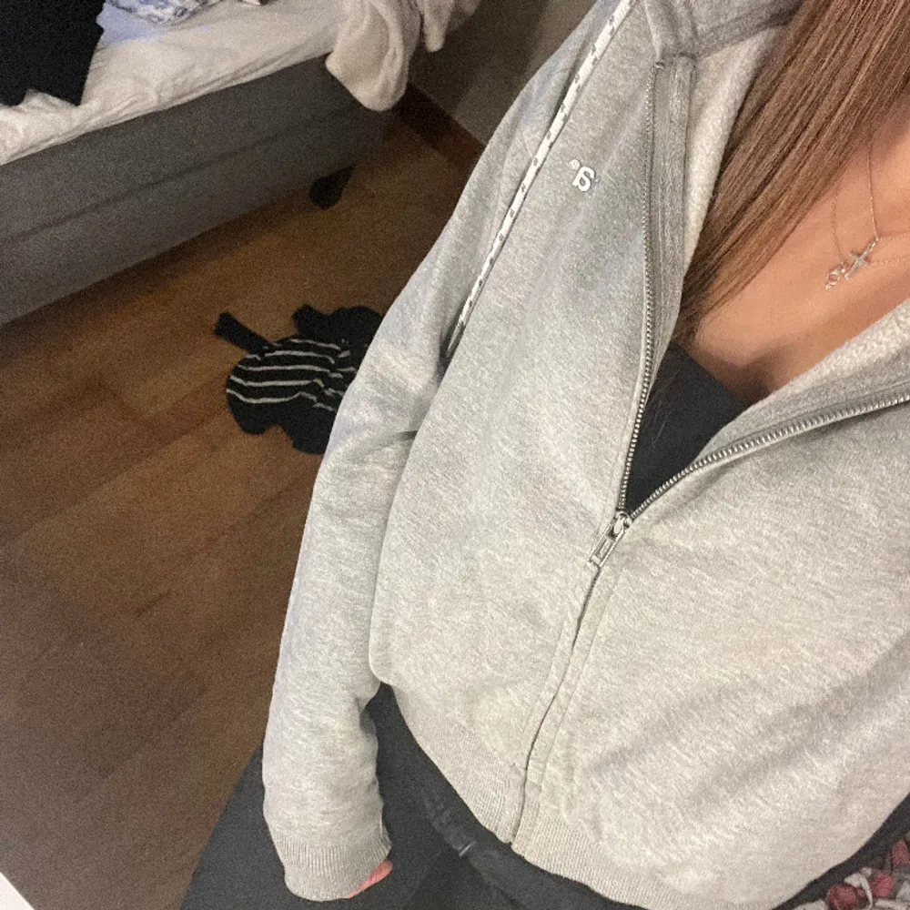 Zip up hoodie från Svea, köpt på Åhléns. Köpt för 799kr säljer för 350kr. Pris kan diskuteras. Använd fåtal gånger men är i superbra skick. . Hoodies.