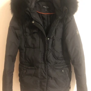 Hollies jacka  - Hej jag vill sälja min fina jacka från Hollies , den är i bra skick!  1500 kr 