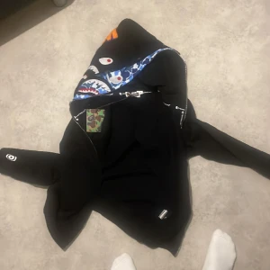 bape hoodie - Aldrig använd, tagg och allt är kvar. Är liten för mig storlek m men sitter typ som s, fast kanske lite större. Pris kan diskuteras…. 