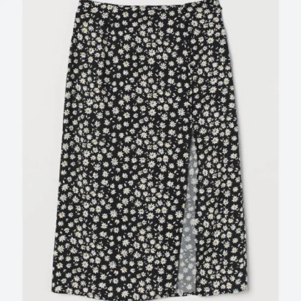 Säljer denna svart-vita blommönstrade långkjol. Andra bilden är en liknande kjol, bilden är lånad. . Kjolar.