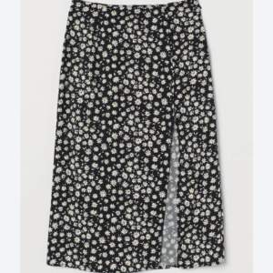Säljer denna svart-vita blommönstrade långkjol. Andra bilden är en liknande kjol, bilden är lånad. 