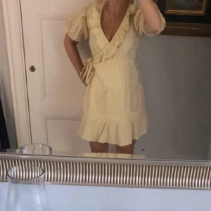 Volang klänning - Fett söt ljusgul klänning, liknar den populära zara klänningen. Endast använt en gång förra sommaren och passar från 34-38 då man knyter den själv