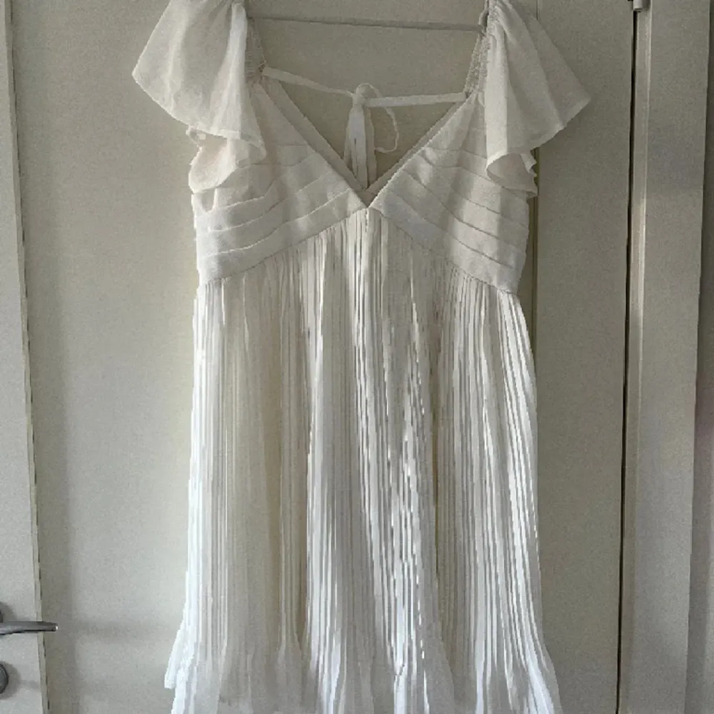 Säljer denna vita klänning som jag tänkte ha på min student men var tyvärr något stor. Har vanligtvis har storlek S och denna är storlek M. Köpt från plick men är i grunden från Lullus och kostar 1299kr. Världens finaste!. Klänningar.