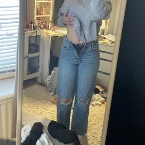 Trasiga jeans  - Blåjeans med hål i knäna från lager 157, storlek s. Köpare står för frakt 