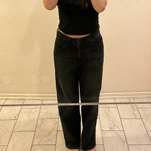 Svarta raka jeans  - Jeans från uniqlo som jag bara använt 5 gånger. Är en 27 i byxor men dessa passade mig perfekt 