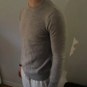 Stickad tröja - Tjena! Säljer nu min feta tröja i merino ull från Paul Costelloe. Tröjan är i storlek S men även M. Fint skick men något nopprig. Nypris ca 700